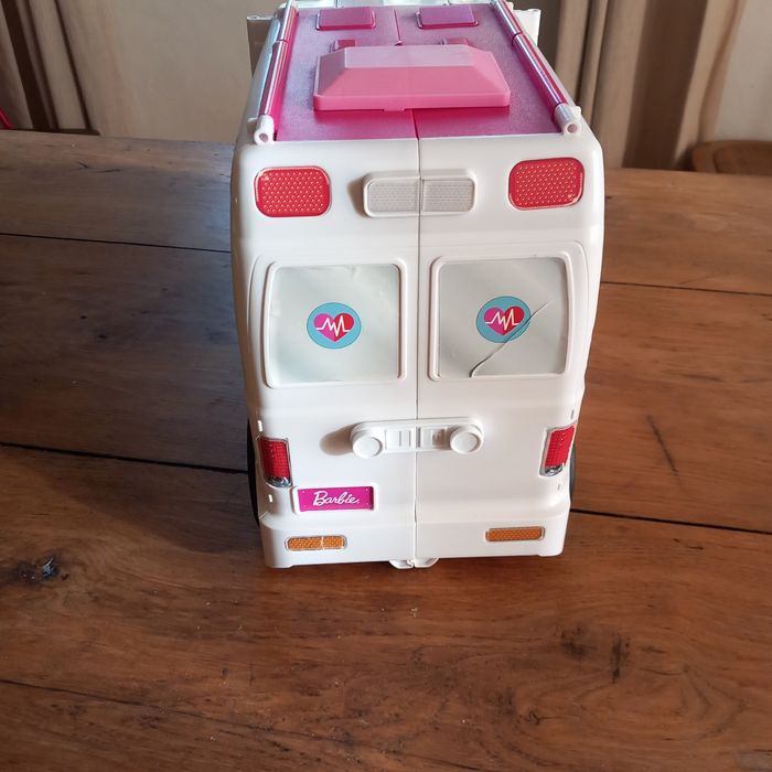 Ambulance barbie - photo numéro 3