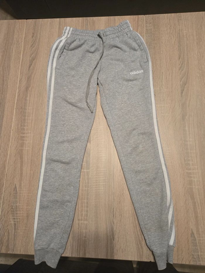 Jogging pantalon adidas 12 ans avec poches état impeccable