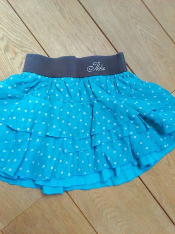 Très belle jupe à pois.