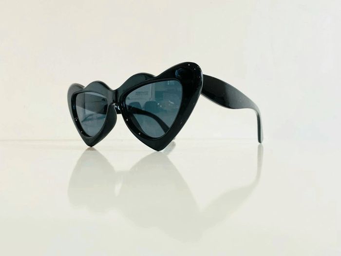 Lunette de soleil femme cœur noire UV protection catégorie 3