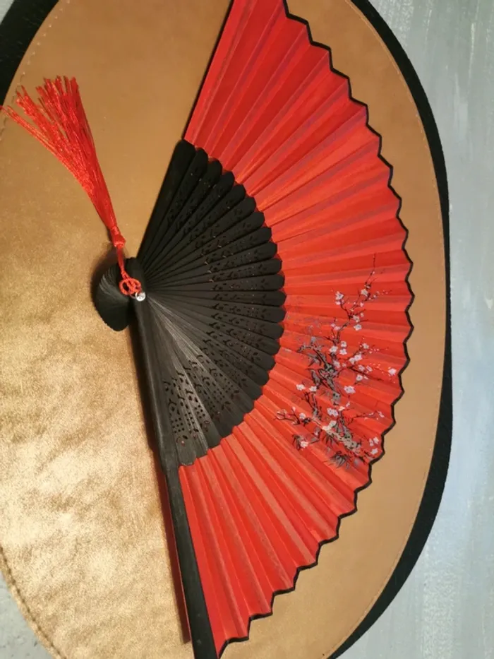 Éventail style japonais fleurs de cerisier rouge