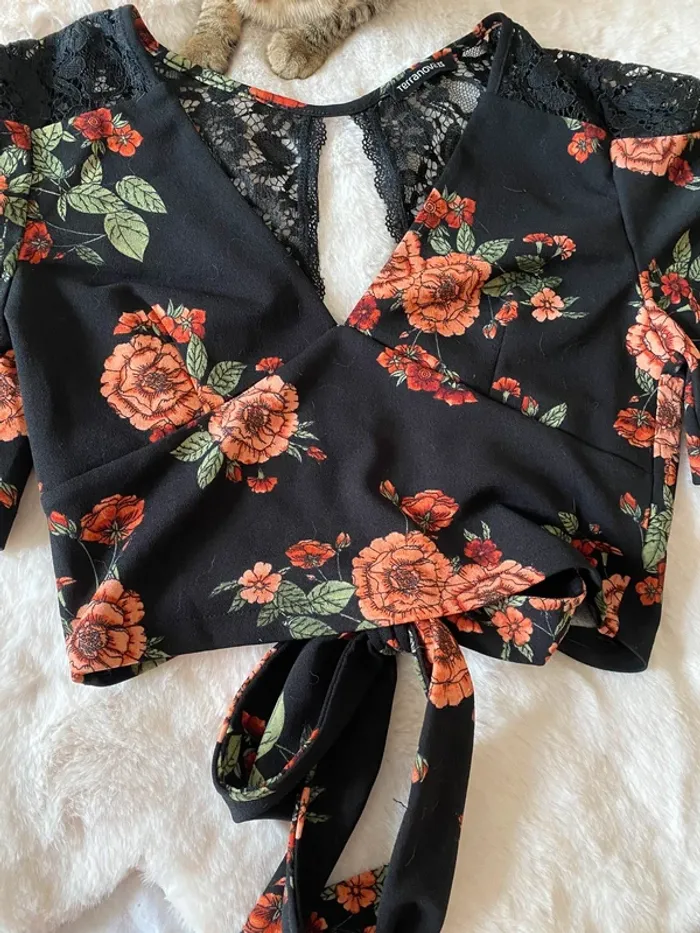 Joli top noir à fleurs et dentelle - photo numéro 3