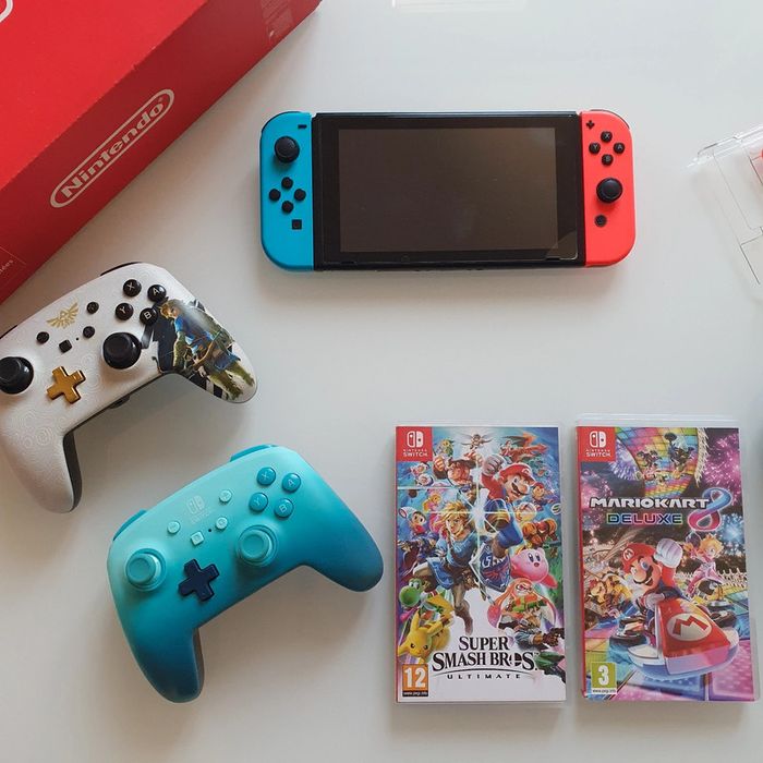Switch complète + 2 jeux + 2 manettes - photo numéro 2