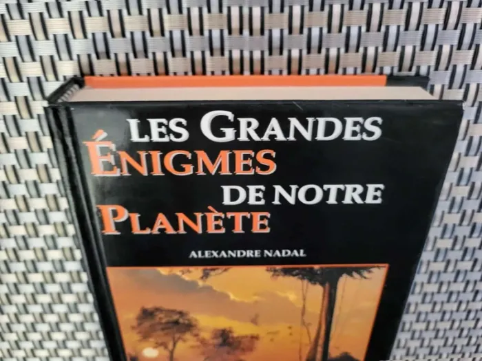 Livre Les  grandes énigmes  de notre  planète  d'Alexandre  Nadal  en  très bon  état. - photo numéro 4