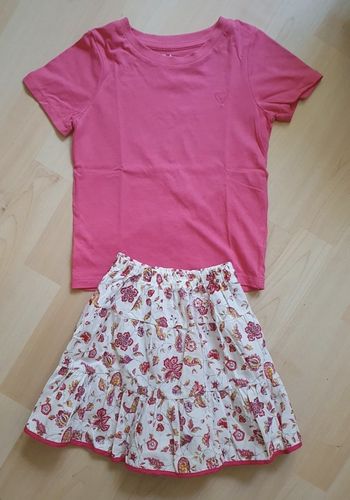 Ensemble débardeur fuschia et jupe motifs fleurs à volants (2 ans) / C&A