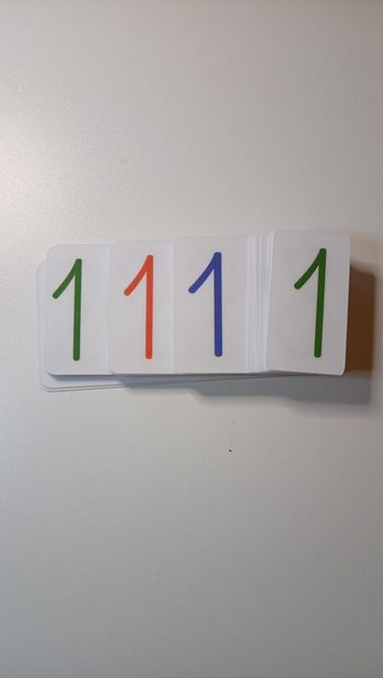 Apprendre les nombres avec les cartes Montessori