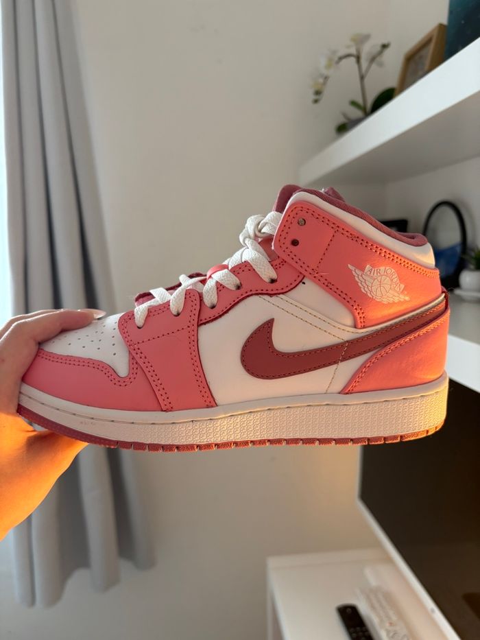 Jordan 1 mid taille 38 - photo numéro 2