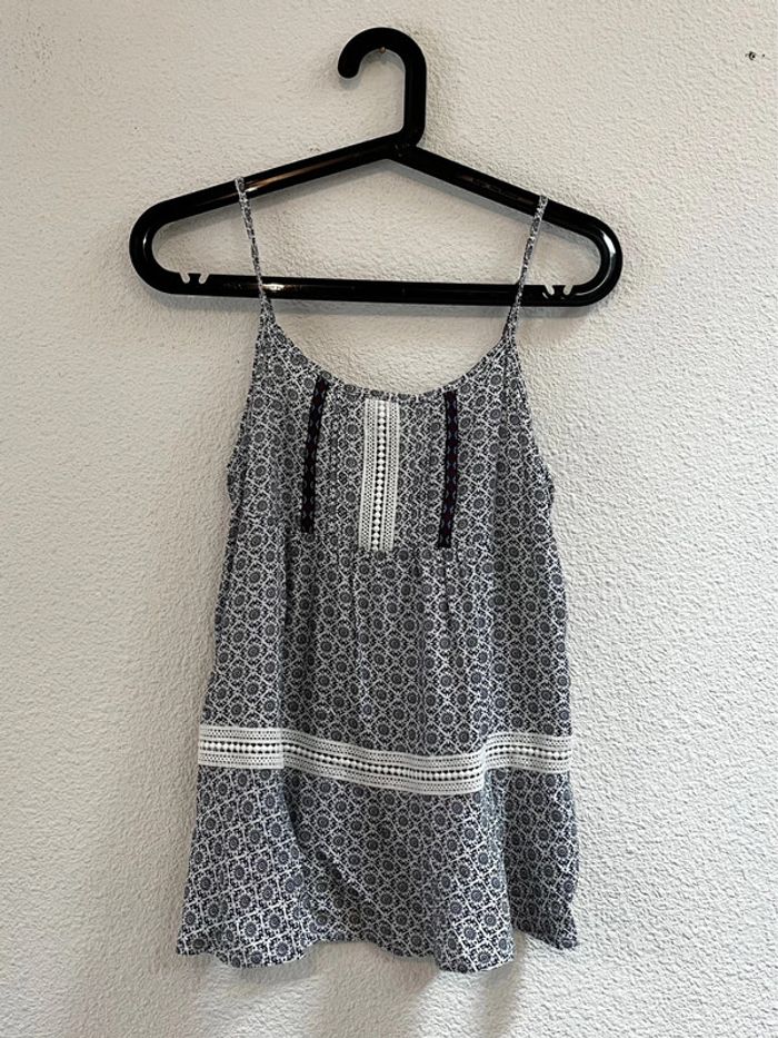 Haut fines bretelle oversize blanc motif foulard bleu marine et détails broderie - photo numéro 2