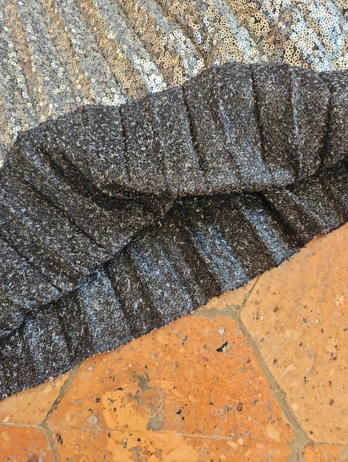 Jupe longue 
Remplie de sequins argentés - photo numéro 3