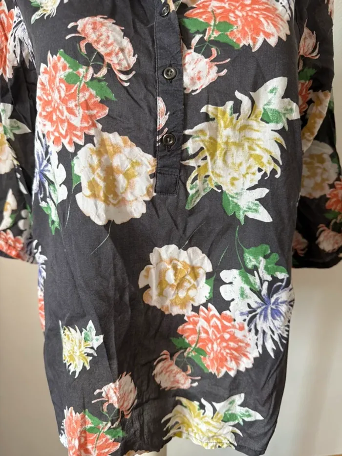 Blouse noir à fleur en très bon état taille S timezone - photo numéro 4