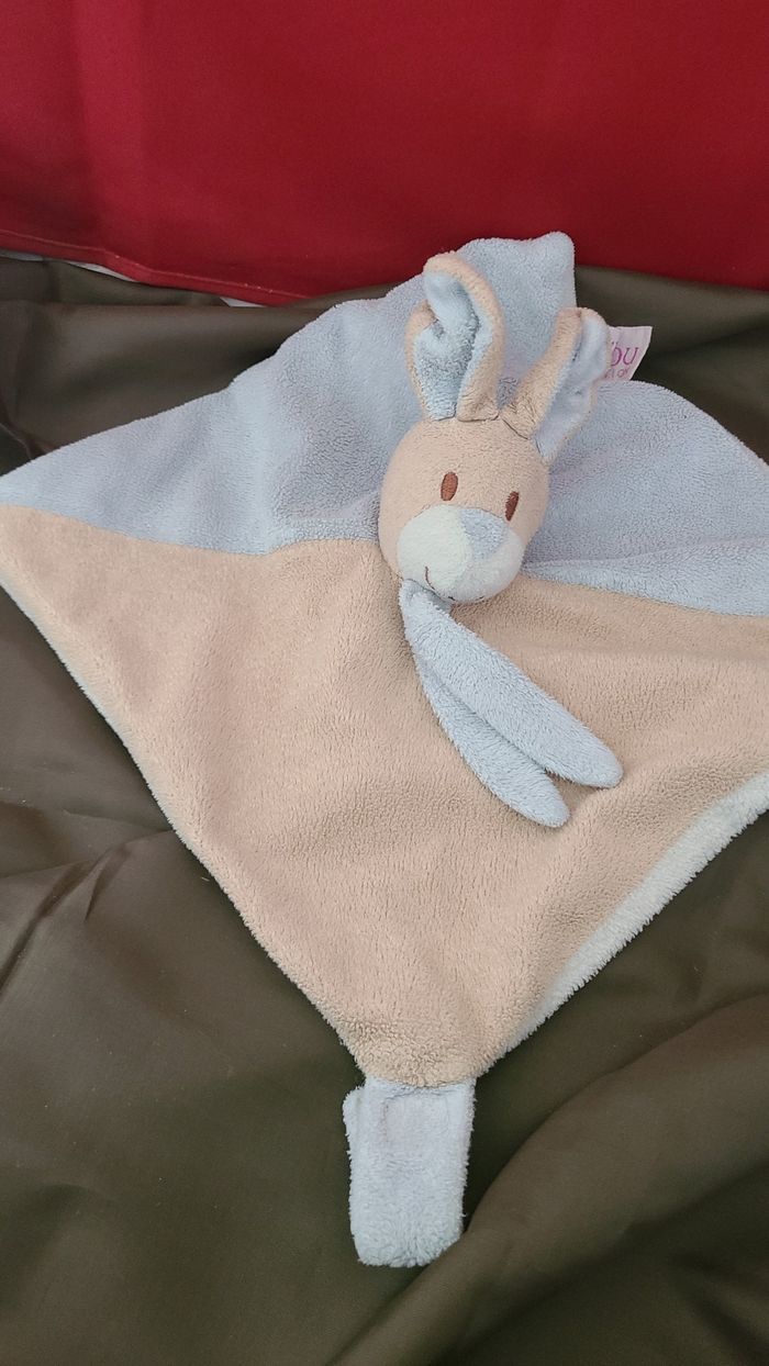 Doudou Lapin carré plat beige et bleu - Attache tétine- Mailou - photo numéro 3