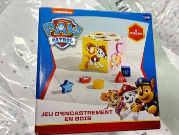 Cube à forme encastrable