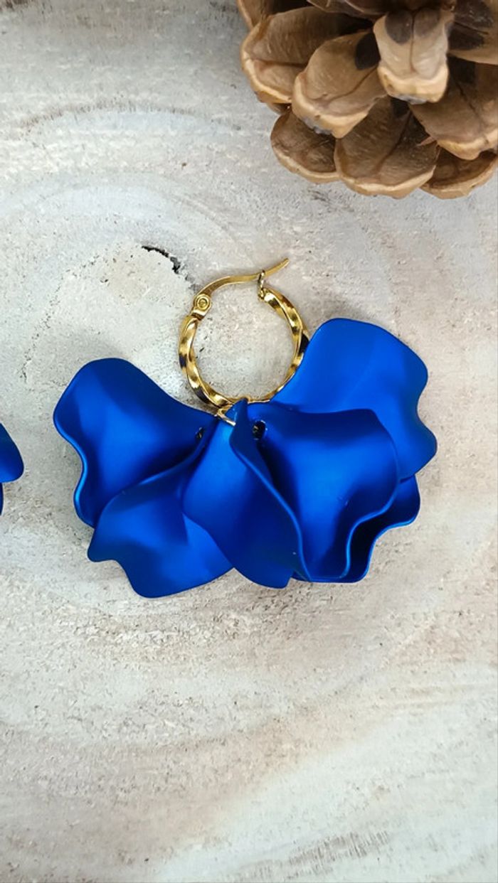 Superbe paire de boucles acier inoxydable et pétales acryliques - photo numéro 2