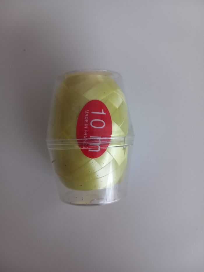 Ruban cadeau jaune pâle