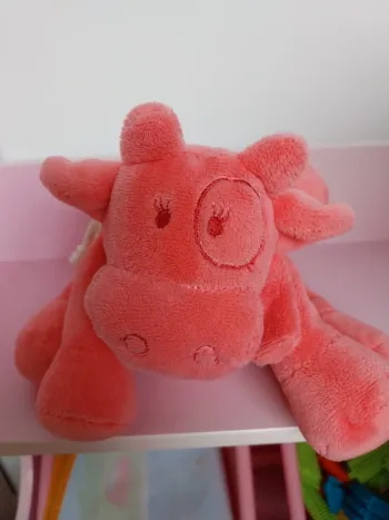Peluche berceuse hippopotame rose