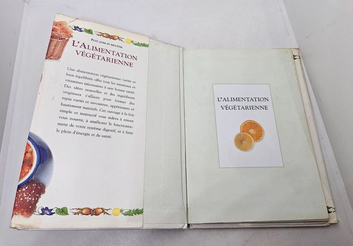"Petit guide du bien-être. L'alimentation végétarienne".
60 pages.
ISBN : 3.8290.3666.3 - photo numéro 3