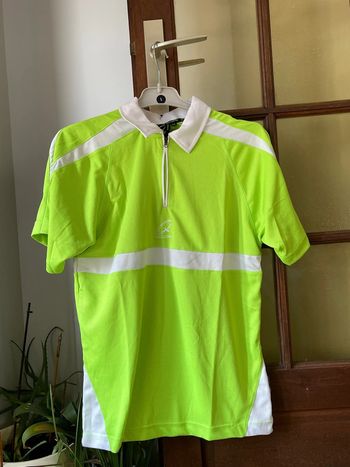 T shirt avec col de sport