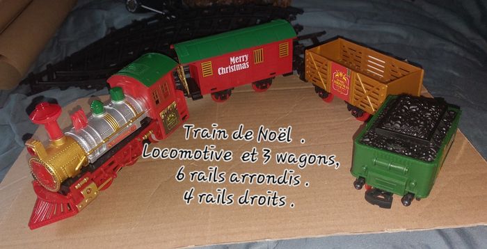 Très beau train  en  plastique , neuf