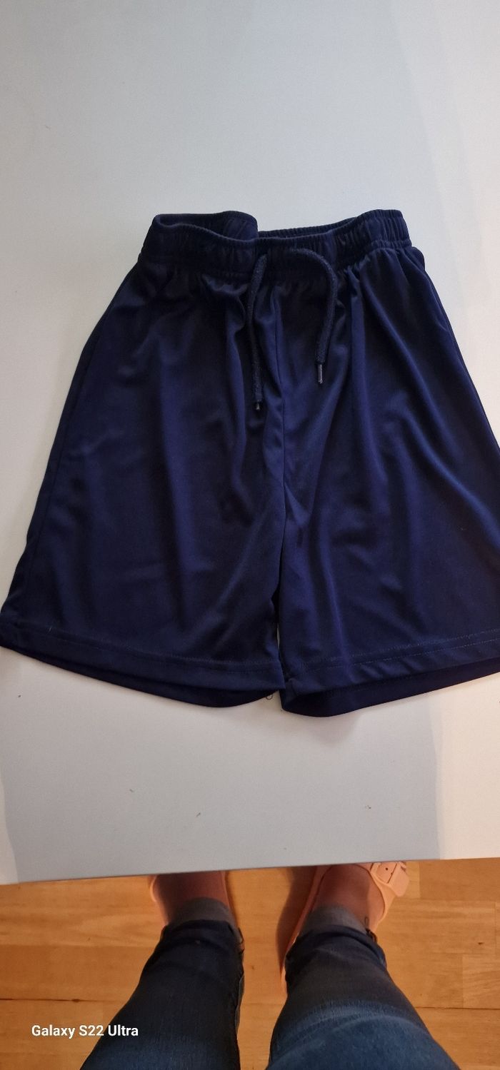 Short bleu marine taille 10ans