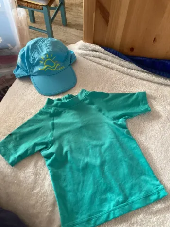 T-shirt et casquette anti UV 6-12mois