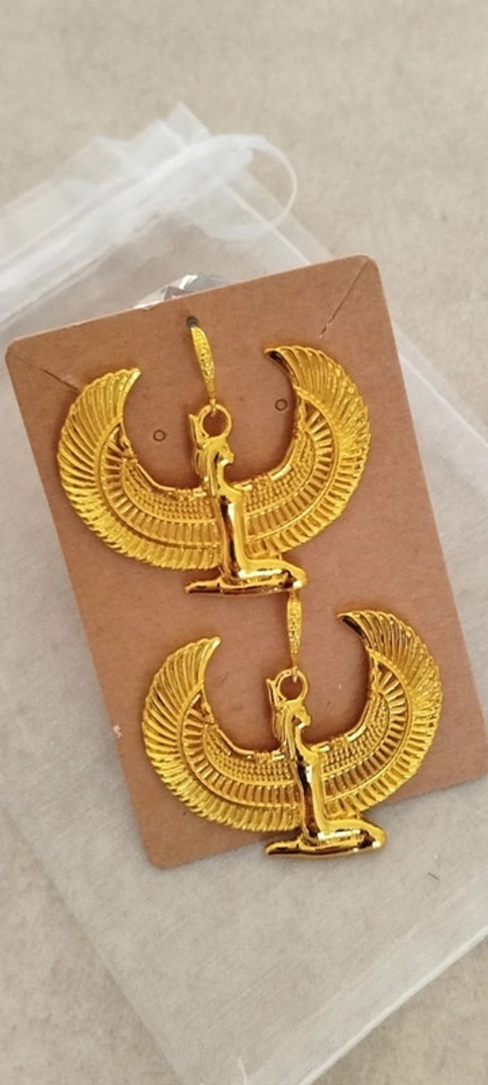 Boucles d'oreilles Isis, la déesse à vos oreilles : Élégance en plaqué Or