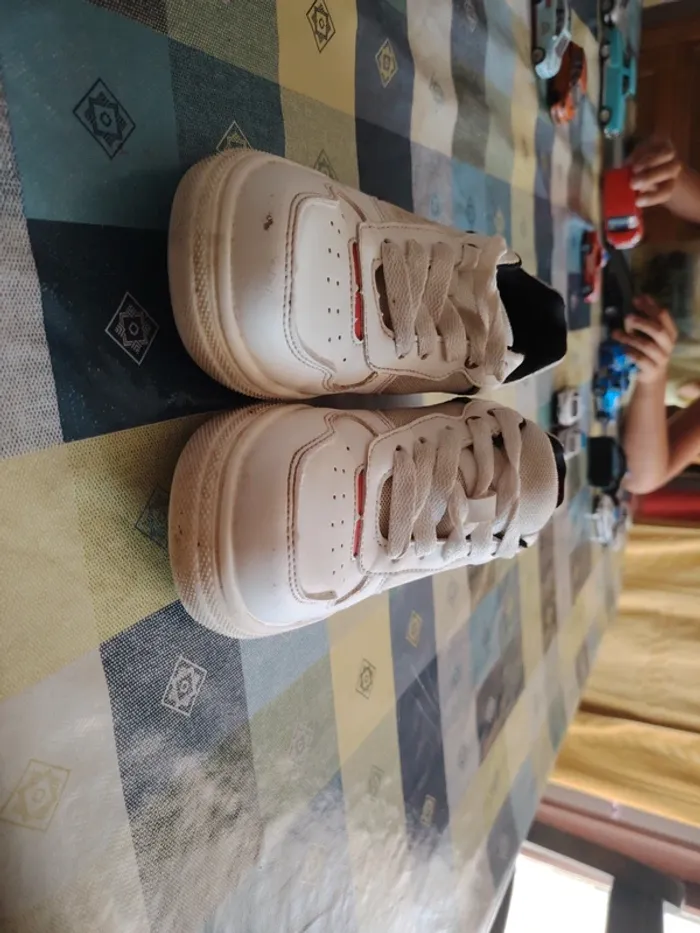 Baskets blanches pointure 33 - photo numéro 2