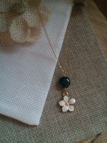 Collier agate Indienne et fleur blanche