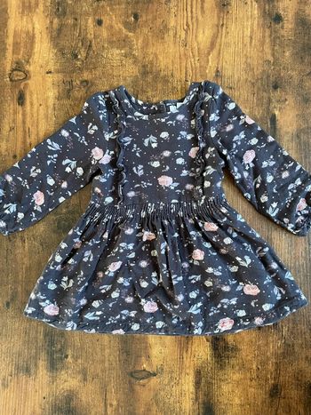 Robe grise foncée à fleurs / roses