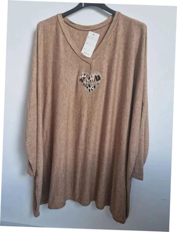 Pull leger marron clair avec coeur leopard