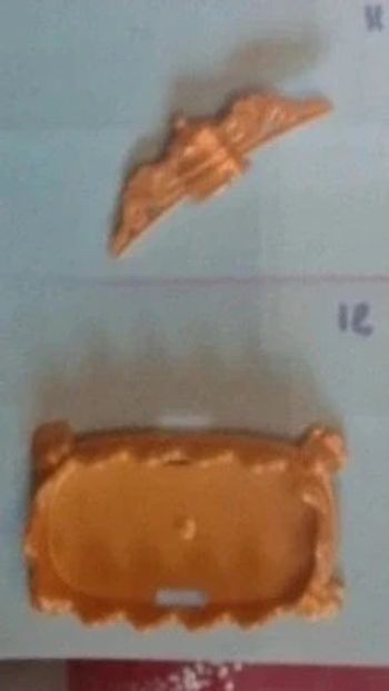 2 accessoires château princesse couleur or