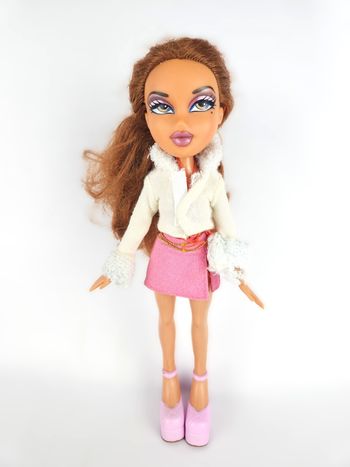 Poupée Bratz Vintage - Veste Blanche Fourrure Jupe Rose - Cheveux Roux/Bruns