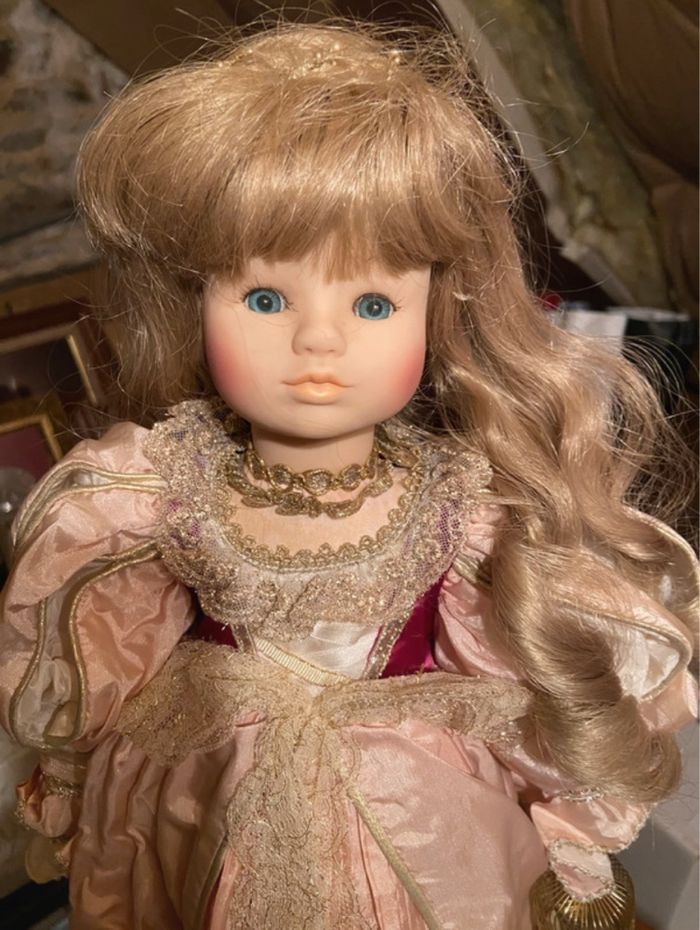 Poupée de collection en porcelaine Guenièvre de Mundia