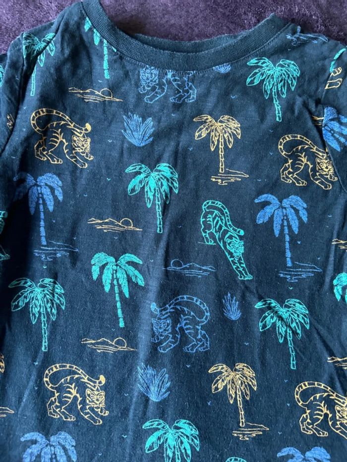T-shirt manches courtes garcon en coton bleu foncé motifs palmiers et tigres Kiabi  taille 3ans - photo numéro 2