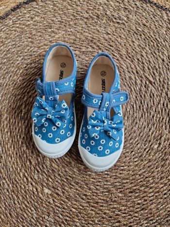 Jolies chaussures jeans fleuris taille 27