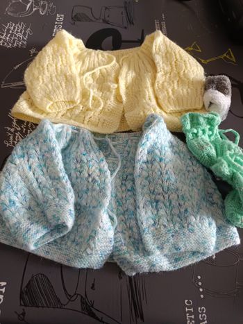 Gilet de naissance plus chaussettes de naissance