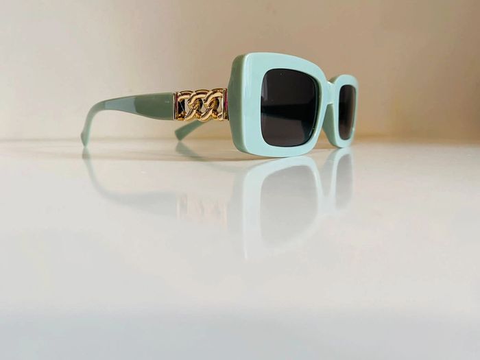 Lunette de soleil couleur vert pistache bras en chaîne dorée UV protection catégorie 2 taille small