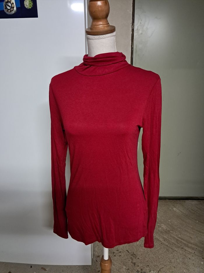 Sous pull rouge .