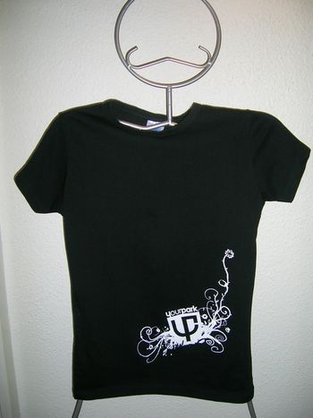 tee-shirt noir inscriptions blanches "JHK" T.M Neuf