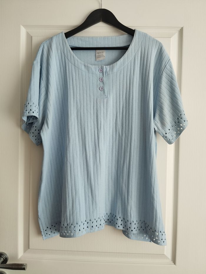 * T-shirt manches ajourées bleu ciel T52