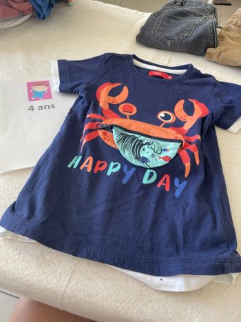 T-shirt avec cachette, quatre ans