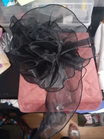 Collier broche noire en tulle