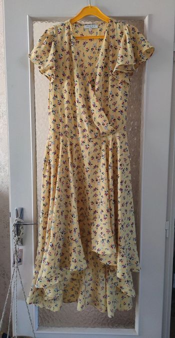 Robe jaune à fleurs