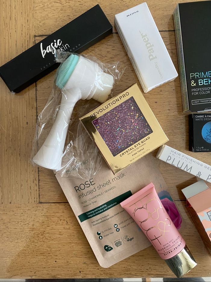 Lot produit de beauté et 2 pochettes - photo numéro 2