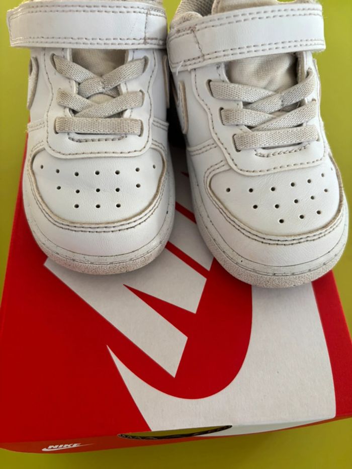 Baskets Nike blanches taille 21 - photo numéro 4