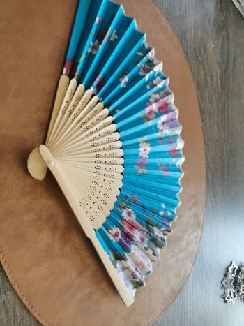 Éventail style japonais fleurs bleu