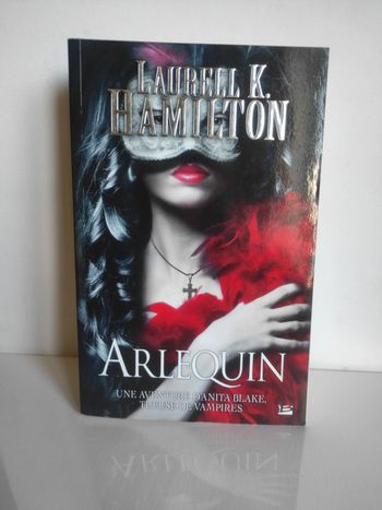 Livre grand format tome 15 arlequin de la série Anita Blake