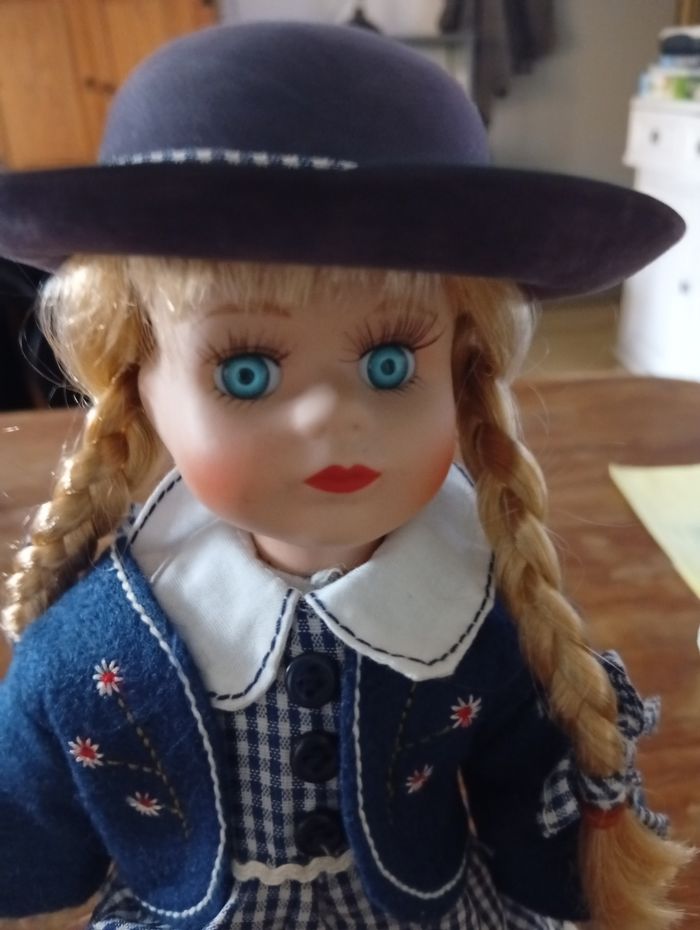 Poupée de collection tête en porcelaine - photo numéro 2