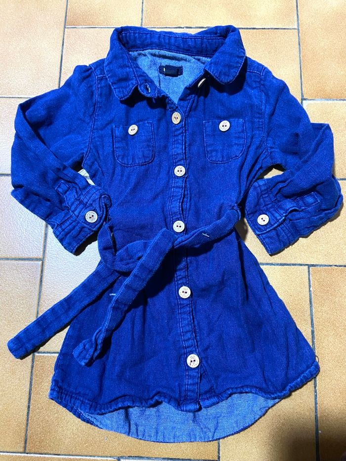 Robe en jean couleur bleu foncé avec ceinture taille 18/24 mois  à manche longue marque kiabi bon état - photo numéro 2