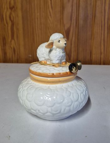 Pot / sucrier en céramique avec couvercles mouton blanc