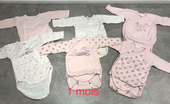 Lot 6 bodies filles 1 mois